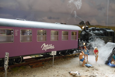 Personenzug fährt am Strand entlang