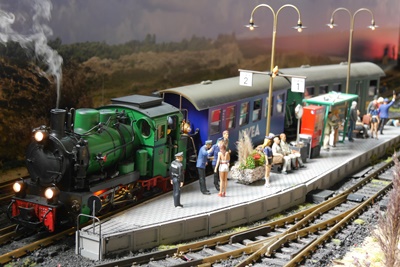 53Mh mit Personenzug