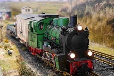 53Mh mit Güterwagen